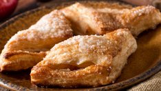 Малки сладкиши с ябълки и бутер тесто