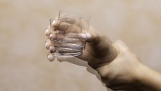 Треперене на ръцете – причини и решения