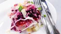 Салата с маринована риба и червено цвекло