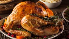 Печена пуйка с розмарин и чесън 