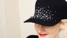 Декорирайте обикновената шапка с камъни и пайети