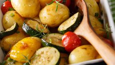 Картофи с тиквички и чушка на фурна 