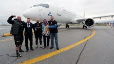 За първи път у нас: Двама силови атлети успяха поотделно да изтеглят новия Airbus A220 на „България Еър“