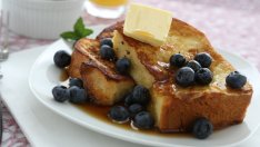 Френски тост с боровинки, лимон и масло