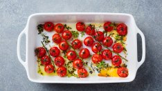 Печени чери домати с подправки и зехтин