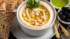 Дип от боб с тахан и чесън