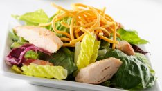 Азиатска зелена салата с пиле