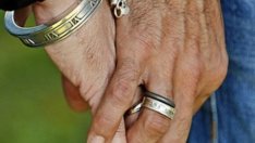 Мъжете носят сватбен пръстен от ден до пладне