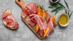 Разядка за специални гости – кростини с прошуто и пъпеш