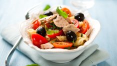 Салата с паста, риба тон и маслини