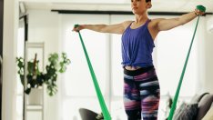 Грешки в упражненията с ластик, които ги правят неефективни и опасни