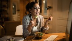 Какво да направите, за да спрете да ядете през нощта