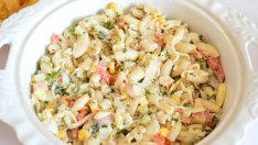Салата с паста и рулца от раци