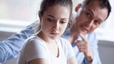 Признаци, че партньорът ви упражнява емоционален контрол 