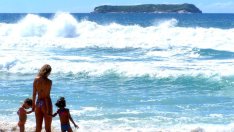 С деца на плажа