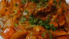 Пилешки дробчета с лук и домати