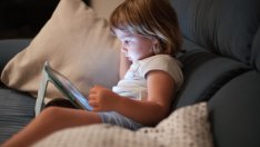 Знаци, че детето ви е пристрастено към таблет и телефон