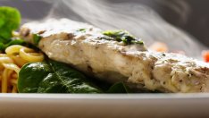 Печено пилешко с песто от спанак и босилек 