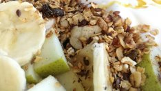 Високопротеинова закуска с извара, кисело мляко и ябълка