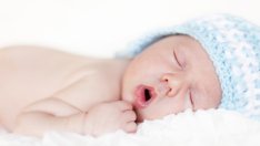 Какво причинява хъркане при новородените? 