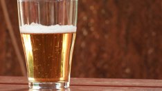 Домашна маска с бира подхранва косата