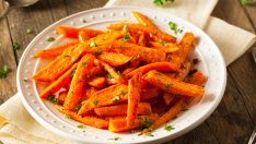 Глазирани моркови със сладко-пикантна коричка