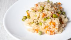 Киноа с грах, моркови и зелени зеленчуци