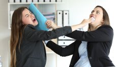 От дипломат до бунтар: Как се държат зодиите при конфликт в работата
