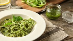 Спагети с песто от босилек, спанак и пекорино