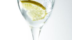 Сутрешна чаша вода с лимон – полезна и приятна