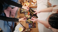 Излизат първите асоциативни карти и книга, базирани на глаголическата азбука