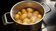 Хитър трик за белене на картофи