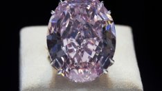 Диамантът „Розова звезда“ бе продаден за рекордна сума 