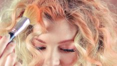 Как да направите цветни кичури в косата си с помощта на сенки и руж