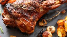 Печен агнешки бут с розмарин за Великден 