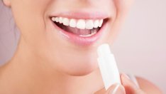 Води ли до пристрастяване балсамът за устни?