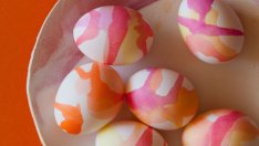 Декориране на великденски яйца със сладкарски бои