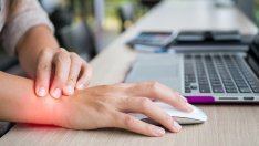 Какво причинява болка в китките? 