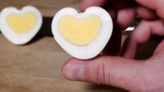 Как да си направите яйца във формата на сърце? (видео)