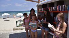 Електронна книга или печатна на плажа 