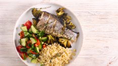 Печена риба с киноа и салата от карфиол