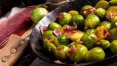 Брюкселско зеле на тиган с бекон