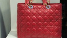 Дамската чанта е голяма колкото домакинска тава