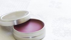 Домашен балсам за меки устни с цвят