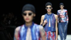 Ярки цветове и свободни линии от Emporio  Armani за пролет/лято 2025 (+Снимки)