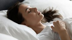 5 причини спането по гръб да подобри съня ви