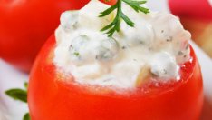 Пълнени домати с яйца, сирене и грах