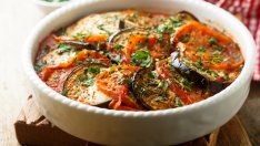 Патладжани с домати и магданоз на фурна