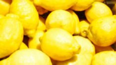 Лимон омекотява груба и суха кожа
