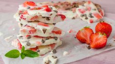 Здравословни млечно-шоколадови барчета с ягоди